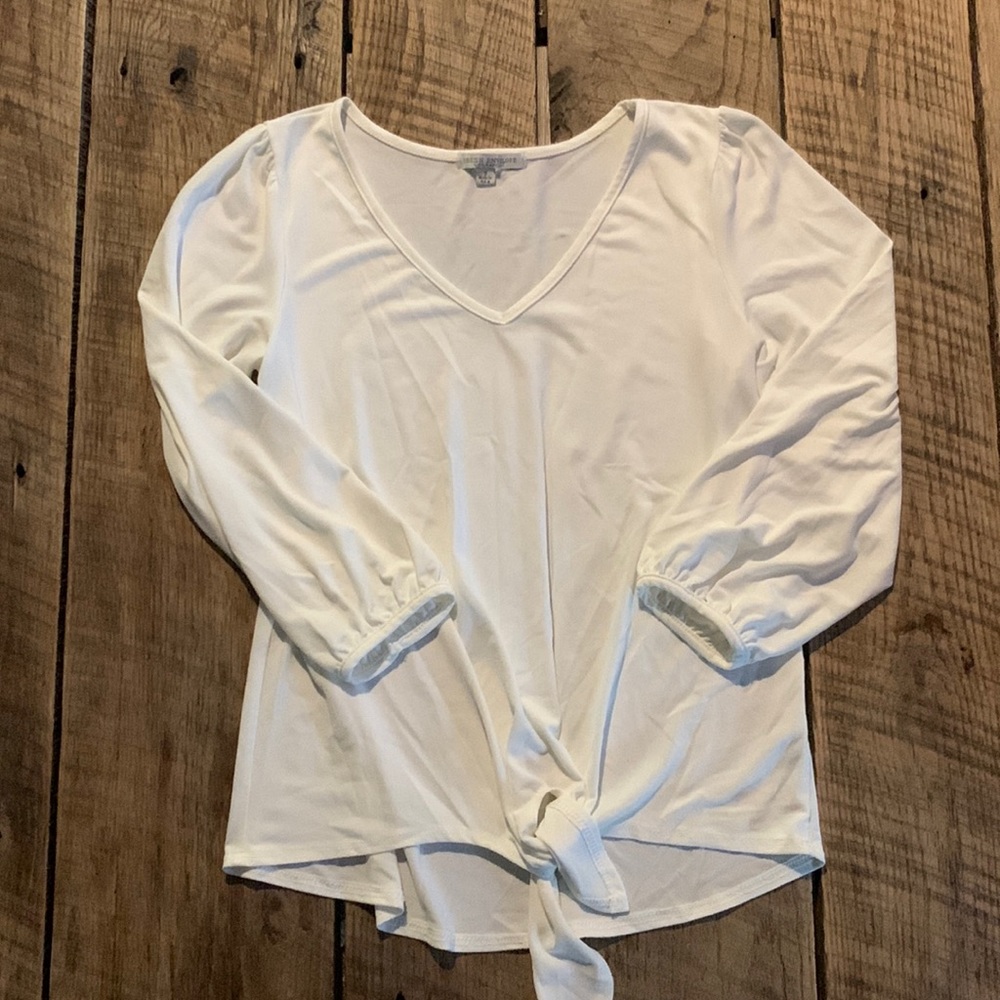 Green Envelope puff sleeve white top. Front knot. V neck